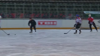 «Кузнецкие медведи» сыграли с воспитанниками детдома