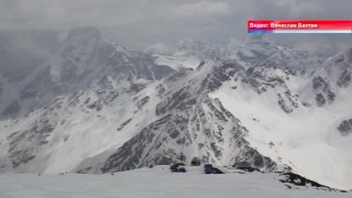 Знамя Победы и флаг ЕВРАЗа водрузили на Эльбрусе