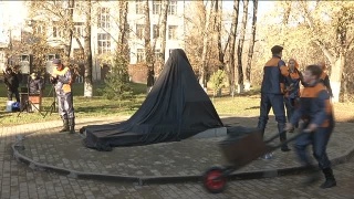 Новая скульптура в сквере геологов Новокузнецка