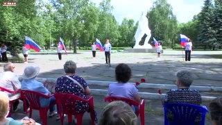 Цветы к памятнику «Воина-созидателя»