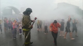 Пожарные обливали детей, детям понравилось