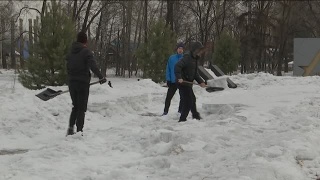 Тимуровцы Абагура убирают снег на Мемориале