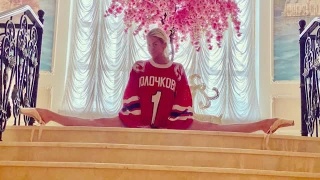 Анастасия Волочкова — в майке хоккейного «Металлурга»