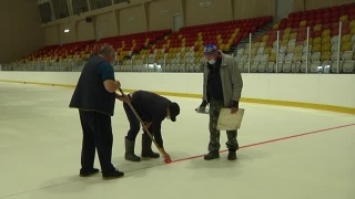 В ледовых дворцах заливают лед