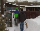 Волонтеры убирают снег с домов ветеранов